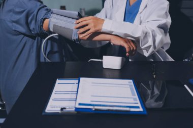 Doktorun kan basıncını ölçtüğü yakın plan.