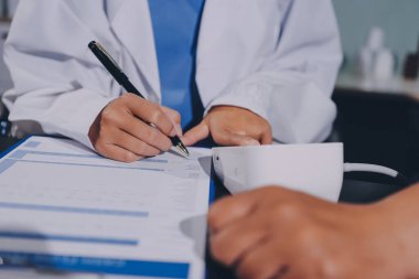 Doktorun kan basıncını ölçtüğü yakın plan.