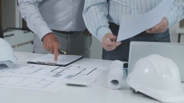 Projede çalışan mühendis