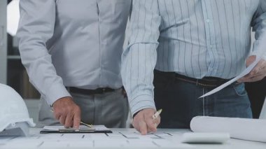 Mühendis ve mimar ekibi inşaat alanında birlikte çalışıyor.