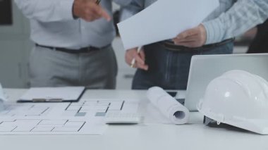 mimar ofis planı üzerinde çalışıyor.