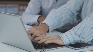 yakın plan - iş adamının dizüstü bilgisayarda yazarken görüntüsü