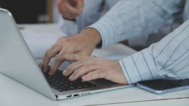 Ofiste klavyede daktilo yazan bir iş adamı. Kapat.