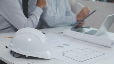 Ofiste inşaat projesinde çalışan mühendis veya mimar