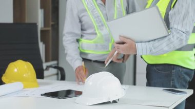 Ofiste tablet bilgisayarla çalışan bir mimar..