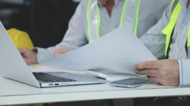 Dizüstü bilgisayarı olan mimar mühendisi