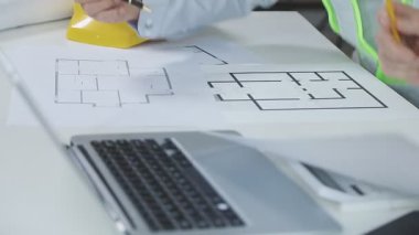 Ofiste çalışan mimar.