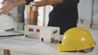 İnşaat projesi ve planlama konsepti üzerinde çalışan mühendis ya da mühendis. inşaat mühendisliği kavramı.