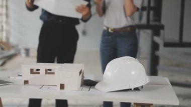 Ofisteki planlar üzerinde çalışan mimar mühendisi.