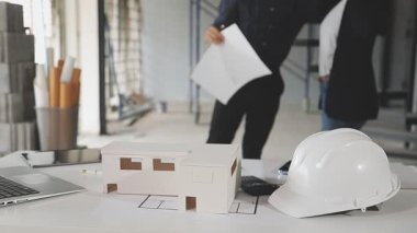 Mimar mühendisi planlar ve planlar üzerinde çalışıyor, gayrimenkul projesi konsepti