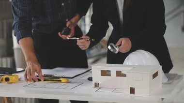 Mimarlık ekibi planlarla birlikte planlar üzerinde çalışıyor.