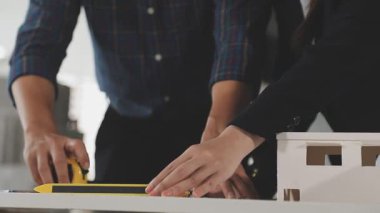 Mühendis ve mimar ofiste proje üzerinde çalışıyorlar..