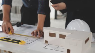Genç mühendis mimar ve mühendis ofiste proje üzerinde çalışıyor..