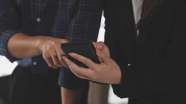 Ofiste akıllı telefon kullanan iş adamları.