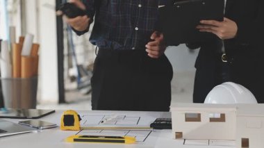 Emlakçı müşteriye ev alması için anahtar veriyor, emlakçı.