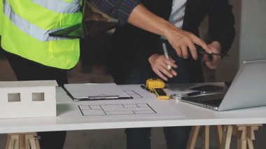 Ofiste inşaat projesinde çalışan mimar veya mühendis