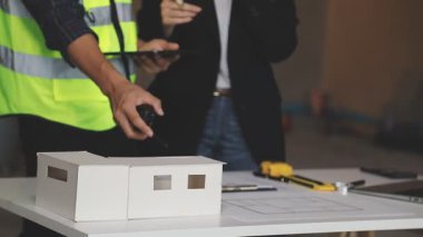 Beyaz çizgili bir erkek işçiye yakın plan.