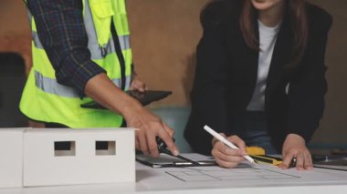 Mühendis kadın mühendis ve mimar proje, plan ve inşaat konsepti, inşaat ve mühendislik kavramı üzerinde çalışıyorlar..