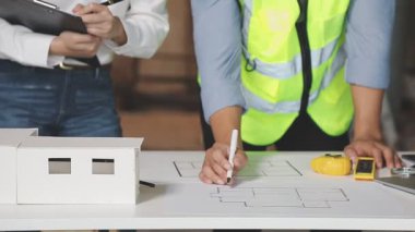 İnşaat alanının planına ve planına sahip mühendis ya da mimar kadın. mühendislik ve mühendislik tasarım kavramı.