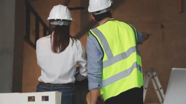 Yeni inşaat sahasının planlama sahasında çalışan inşaat mühendisleri.