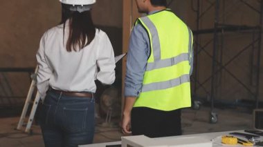 İnşaat alanında mühendis ve mühendis ekibi çalışıyor..