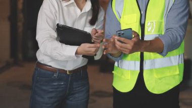 İnşaat alanında çalışan iş adamları