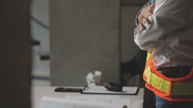 Ofiste ya da mühendislik alanında çalışan mühendis, inşaat işçisi ya da mimar. İş yerinde çalışan mühendis ya da inşaat işçisi. mühendislik ve