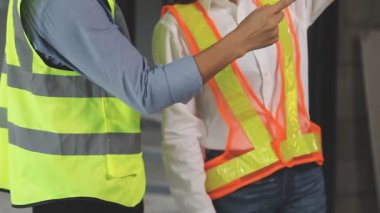 Üniformalı, çelik yelekli bir işçi.