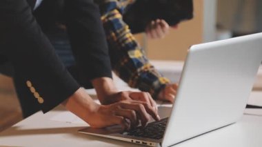 Modern ofiste dizüstü bilgisayarda çalışan iş adamları