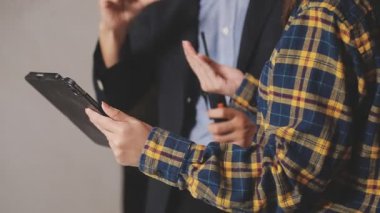 Tablet tutan genç bayana yaklaş.