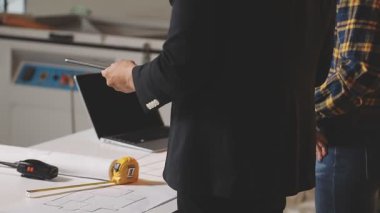 İnşaat alanında çalışan mühendis..