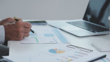 Ofiste çalışan bir işadamı..