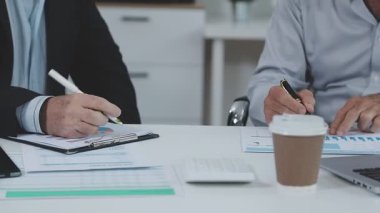 İş adamı ve kadın ofiste çalışıyor. İş adamları sonuçları tartışıyor.