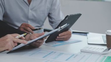 Ofiste tablet kullanan bir işadamı