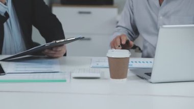 İş adamı ve iş kadını modern bilgisayar ofisinde çalışıyor..