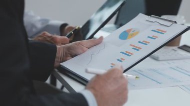 İş adamları mali tabloları tartışıyor