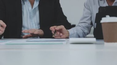 İş adamları ofiste toplanıyor.