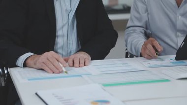 Modern ofiste dizüstü bilgisayarda çalışan iş adamları