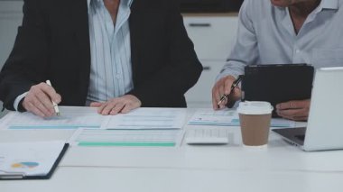 İş adamları toplantıda mali tabloları tartışıyor ve analiz ediyorlar