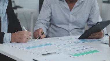 Ofiste mali rapor üzerinde çalışan iş adamları.