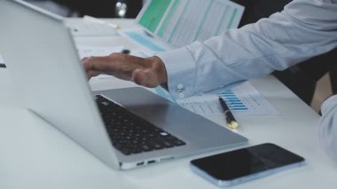 Modern ofiste dizüstü bilgisayarda çalışan iş adamı