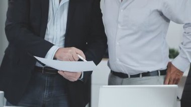 Modern ofisteki iş adamlarıyla iş ekibi toplantısı.