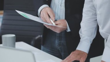 Dizüstü bilgisayarda çalışan iş adamı