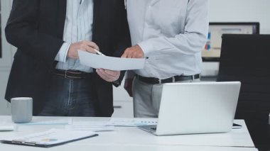 Ofisteki iş adamı.