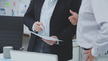 ofiste bilgisayar üzerinde çalışan iş adamları.