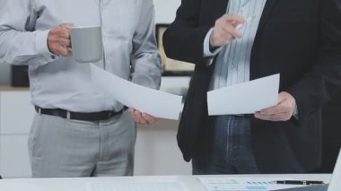 Kağıt üzerinde çalışan iş adamı ve kadın