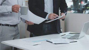 Kapat. İki genç işadamı raporu tartışıyor..