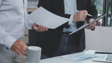 Belgeleri olan işadamı ve iş adamları ofiste, yakın plan.