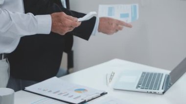 İşadamı belgelerle ve ofiste dizüstü