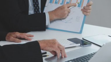 Ofiste çalışan iş adamları